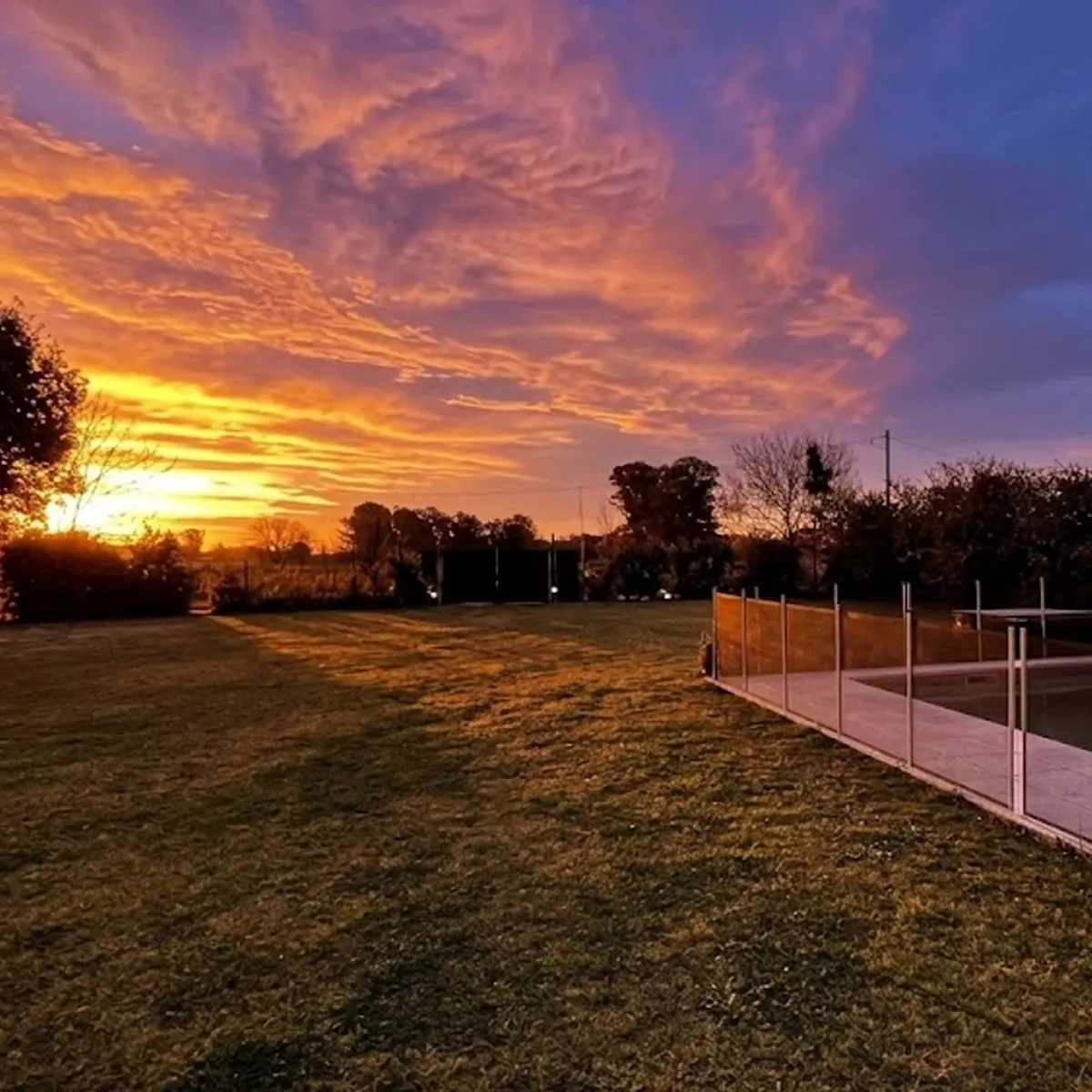 Atardecer sobre el parque de la quinta en Lobos