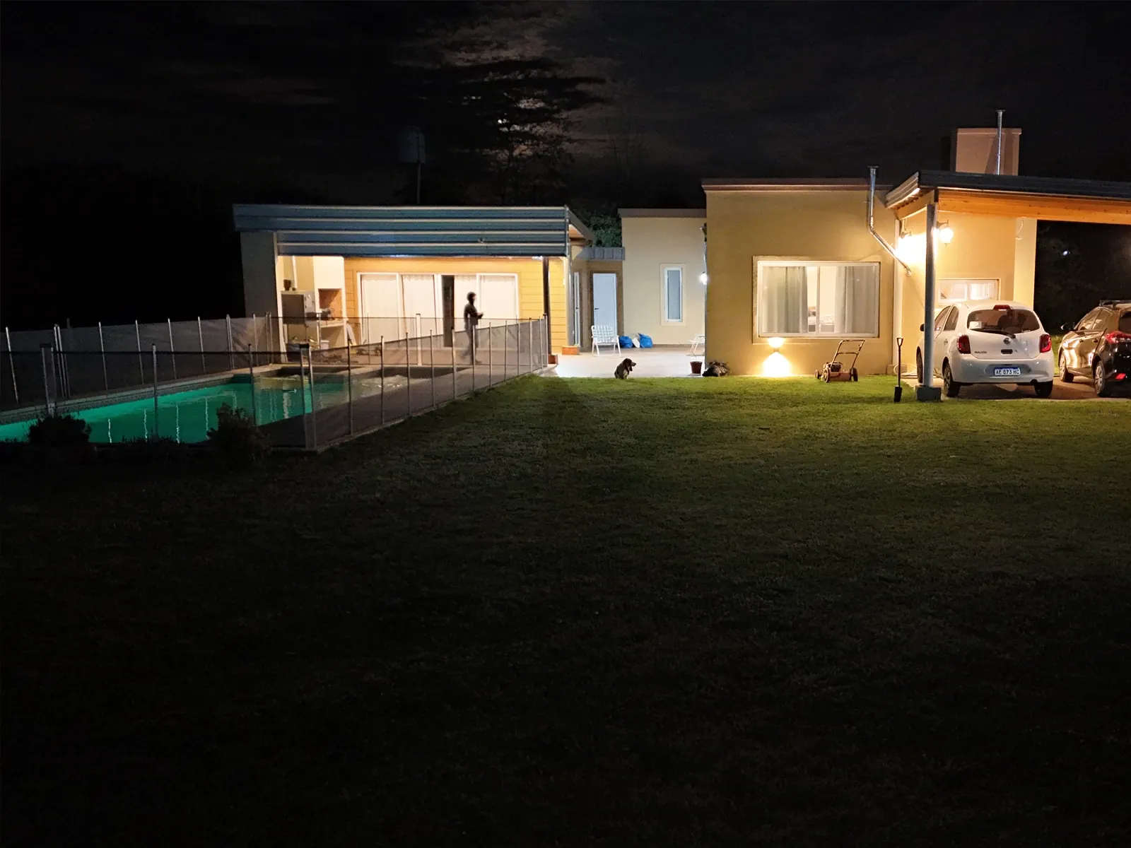 La casa quinta en Lobos iluminada de noche