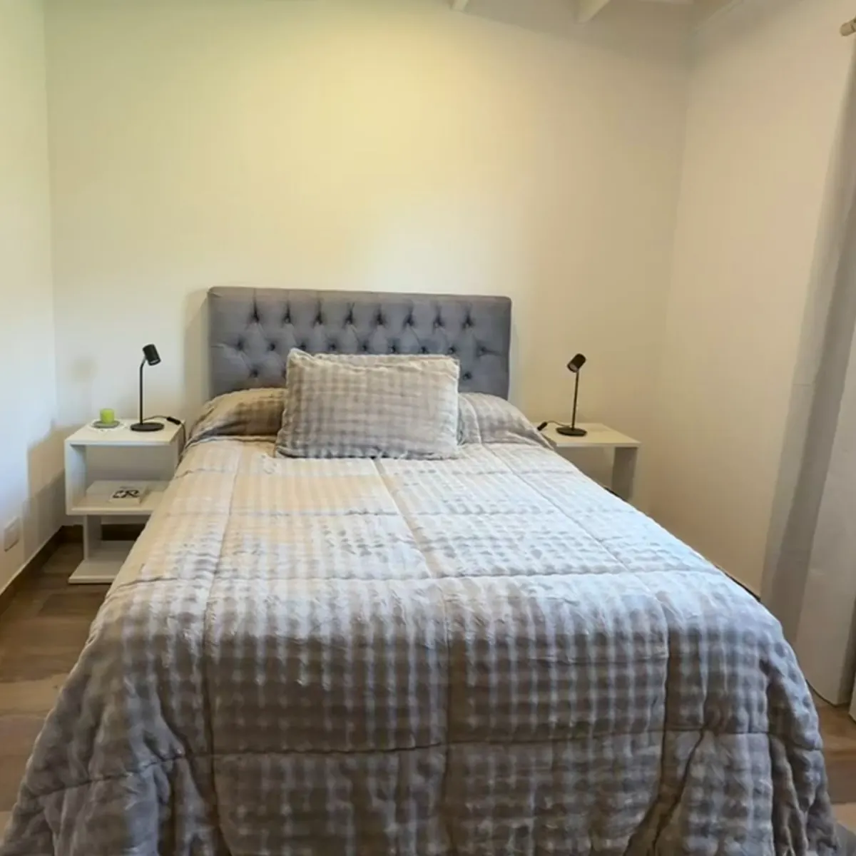 Cama matrimonial en la casa quinta en Lobos