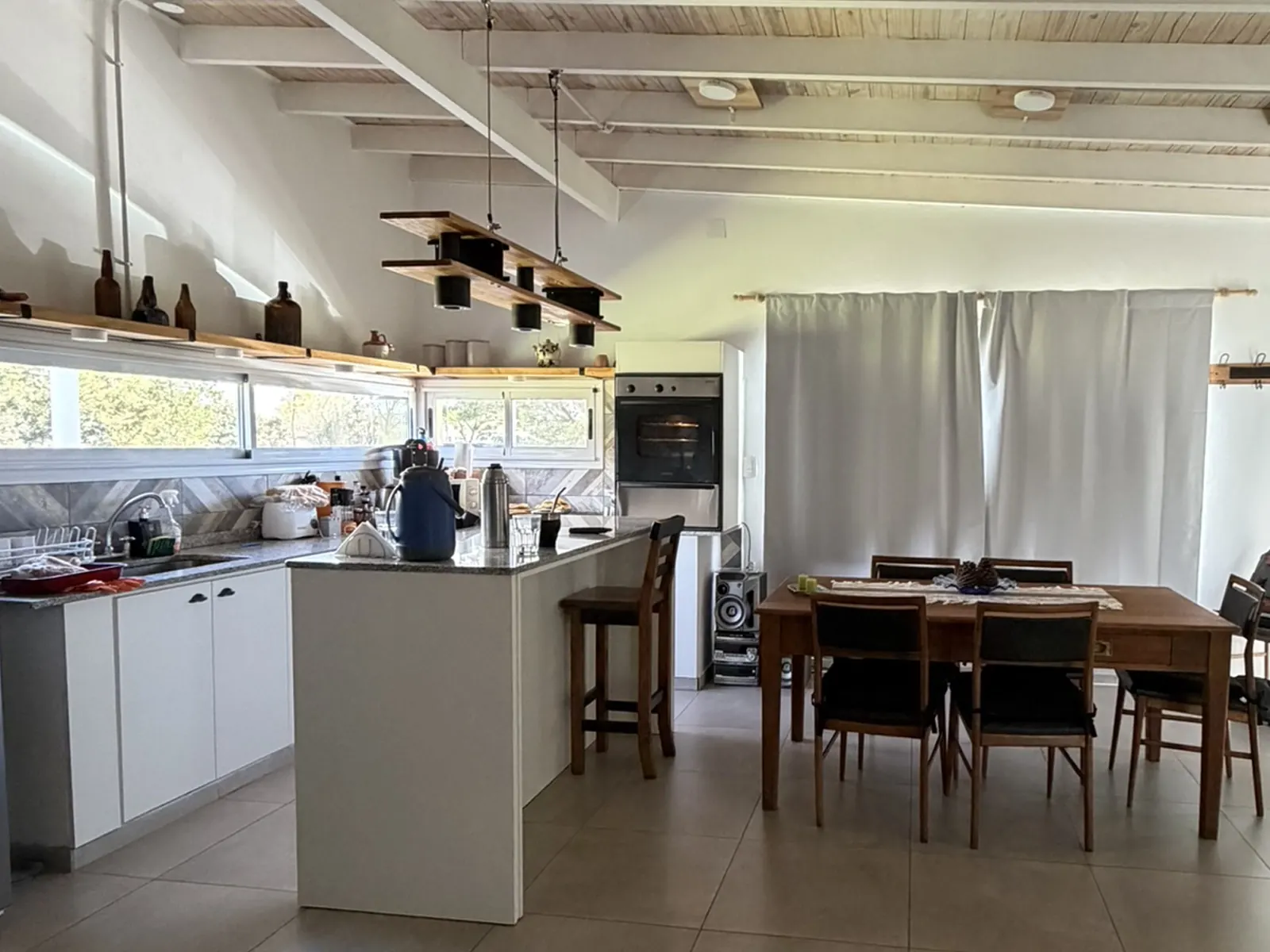 Cocina con isla y comedor de la casa quinta en Lobos