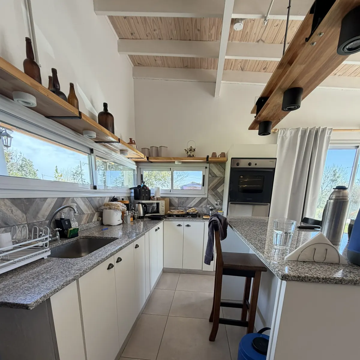 Cocina equipada de la casa quinta en Lobos