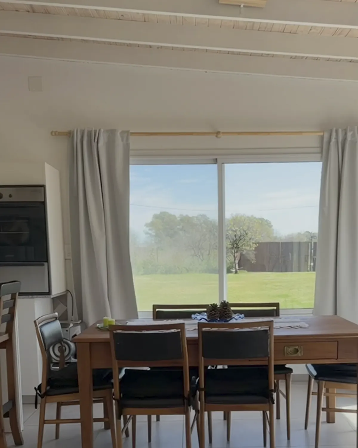 Comedor con ventanal al parque en la casa quinta en Lobos