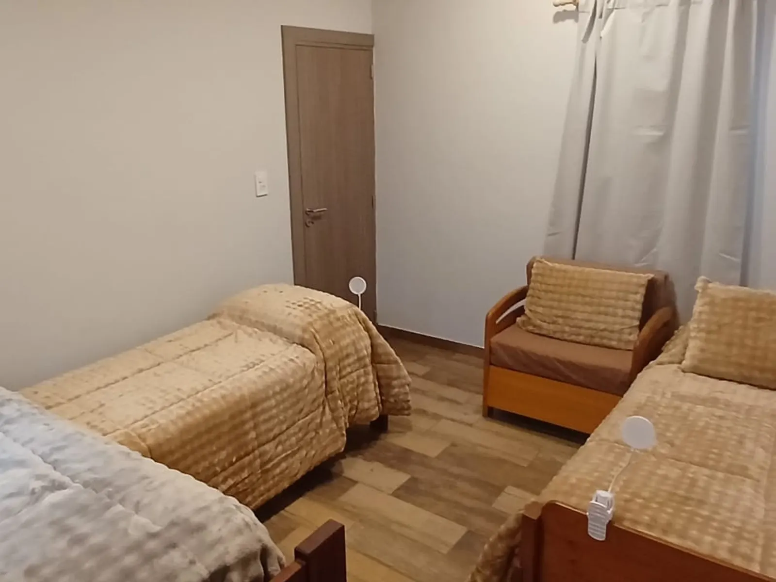 Dormitorio con 3 camas individuales y sillón cama en la quinta en Lobos