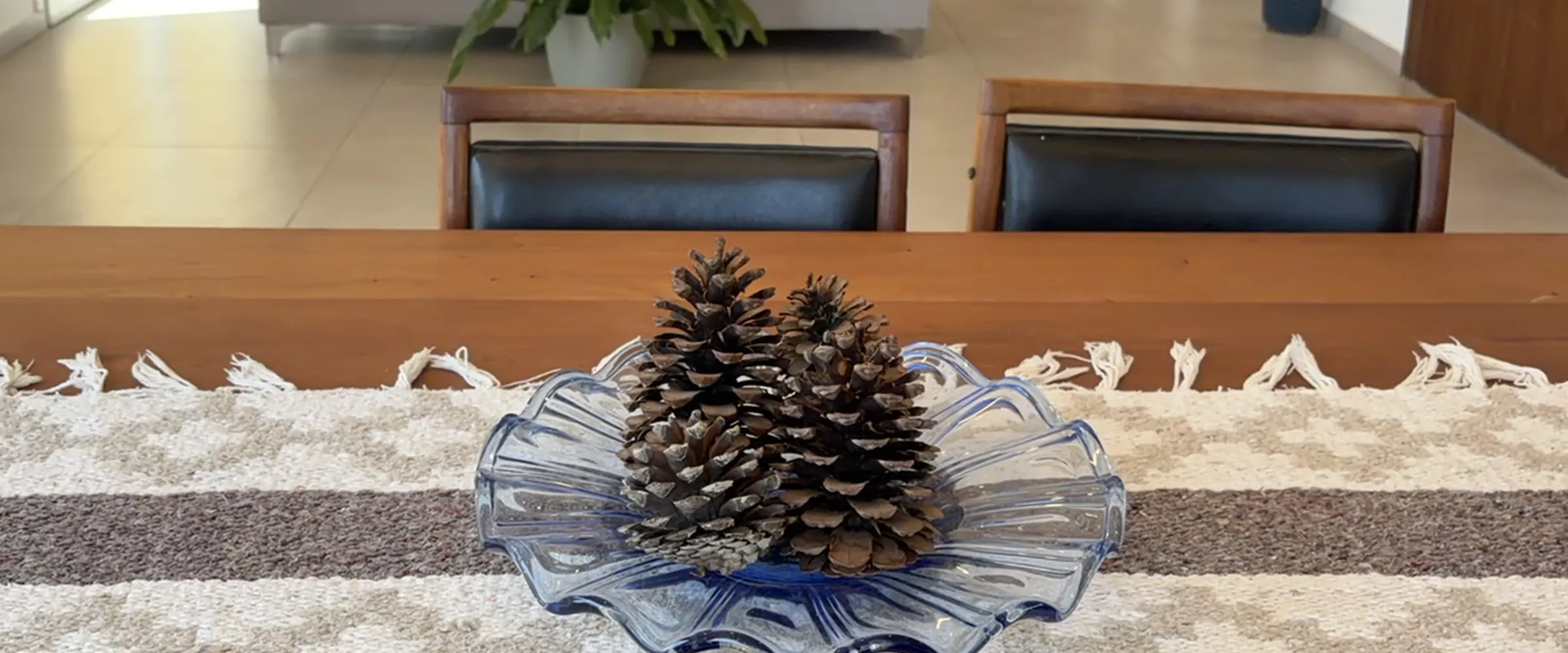 Detalle de la mesa del comedor en la casa quinta en Lobos