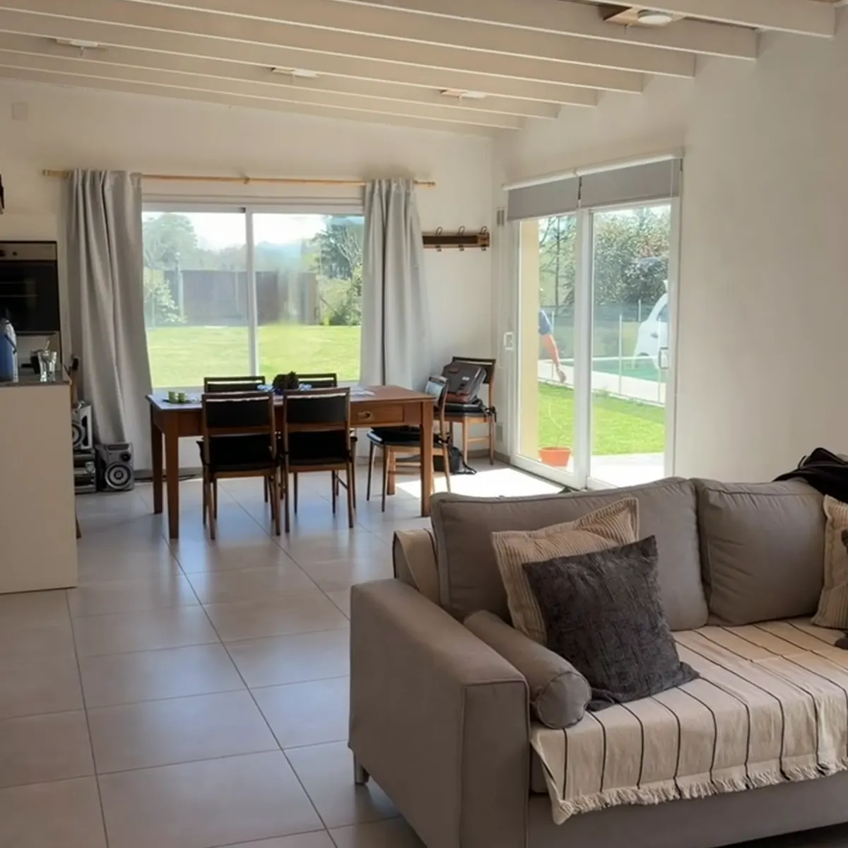 Living comedor integrado de la casa quinta en Lobos