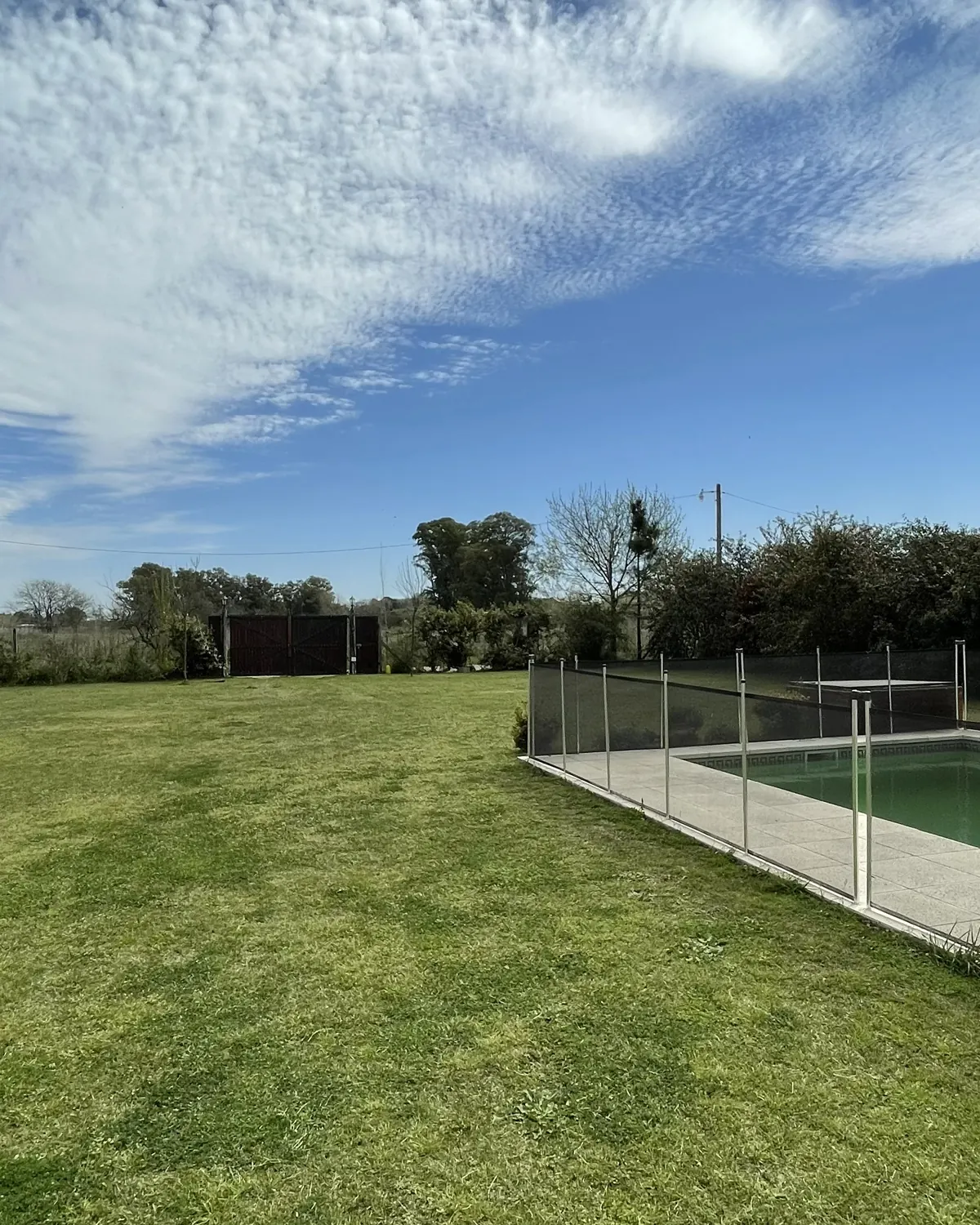Parque de 2.100 m² y pileta de la casa quinta en Lobos Don Pepo