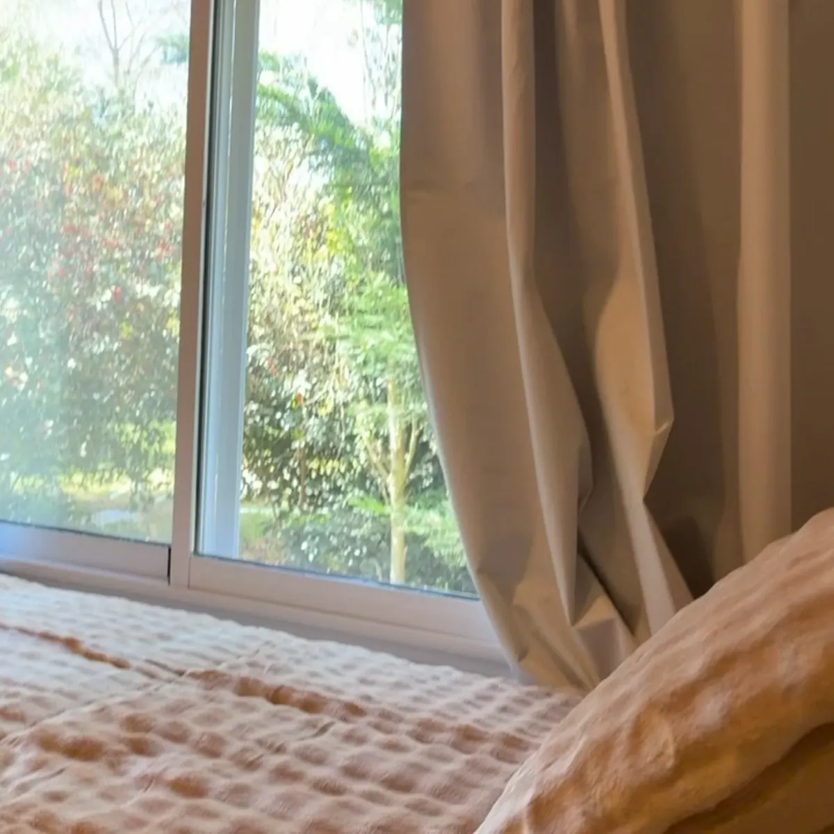Ventanal del dormitorio con vista al parque en la quinta en Lobos